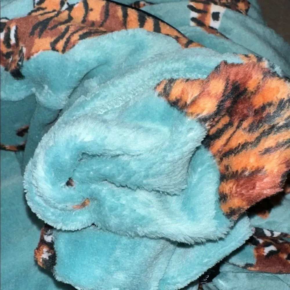 VERA BRADLEY Teal Bali Tigers Essential Throw Blanket in Fleece
